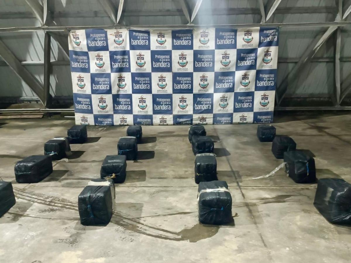 Armada intercepta lancha con 413 kg de cocaína