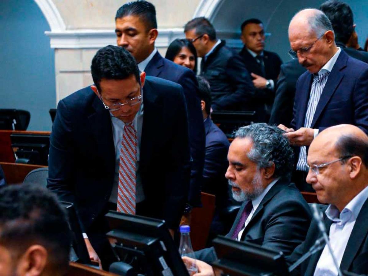 Benedetti defiende decreto 1390 de impuestos a megarricos