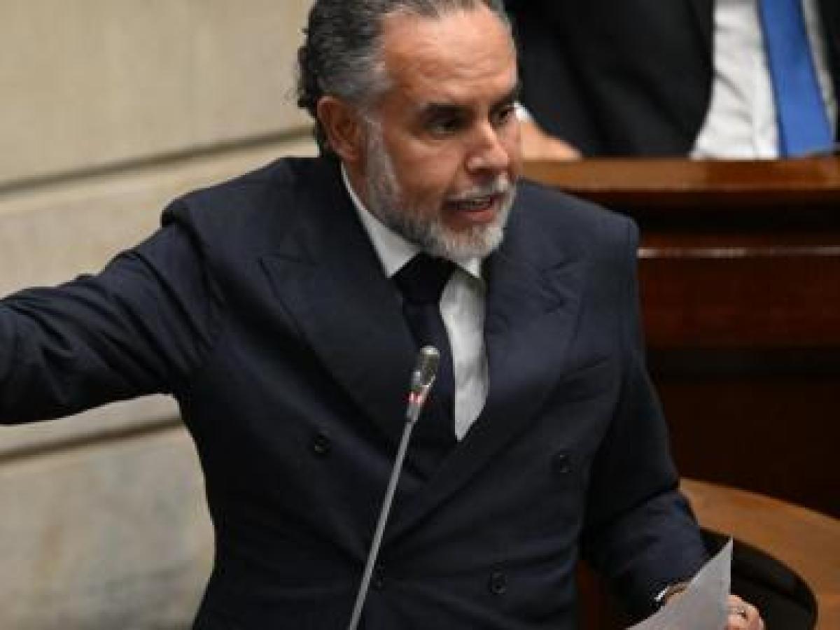 Benedetti denuncia hackeo celular software Pegasus