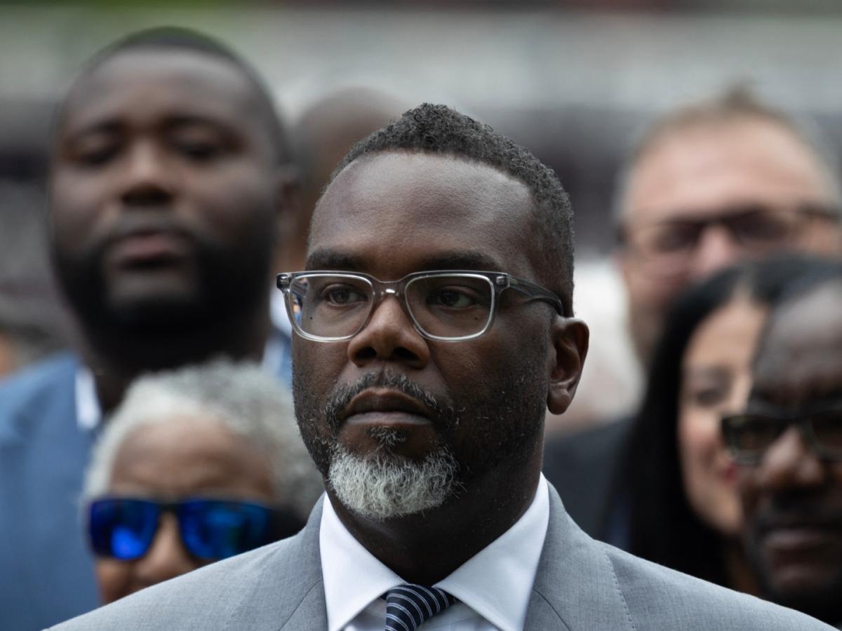 Alcalde de Chicago prohíbe colaboración con agentes federales ante amenaza de Trump