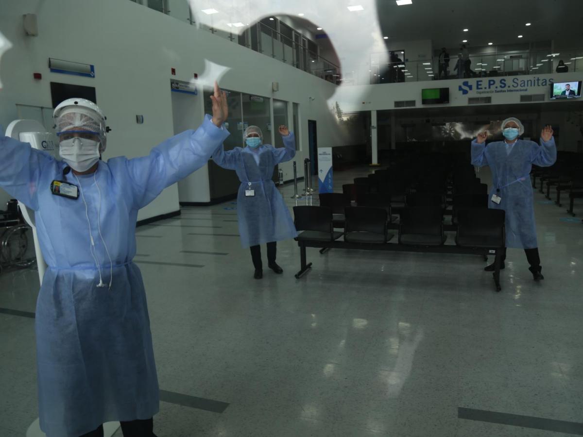  Protestan frente a la sede de la EPS Sanitas.