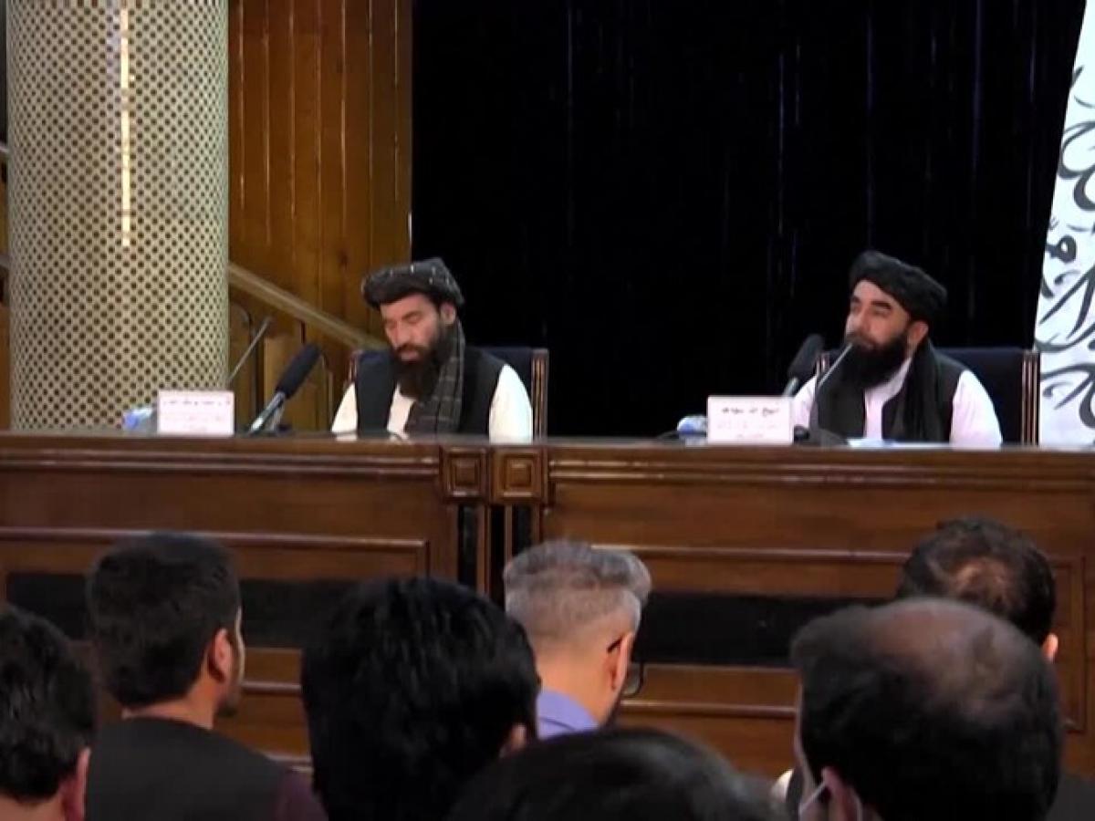 Talibanes prohíben a las mujeres ir a la universidad en Afganistán