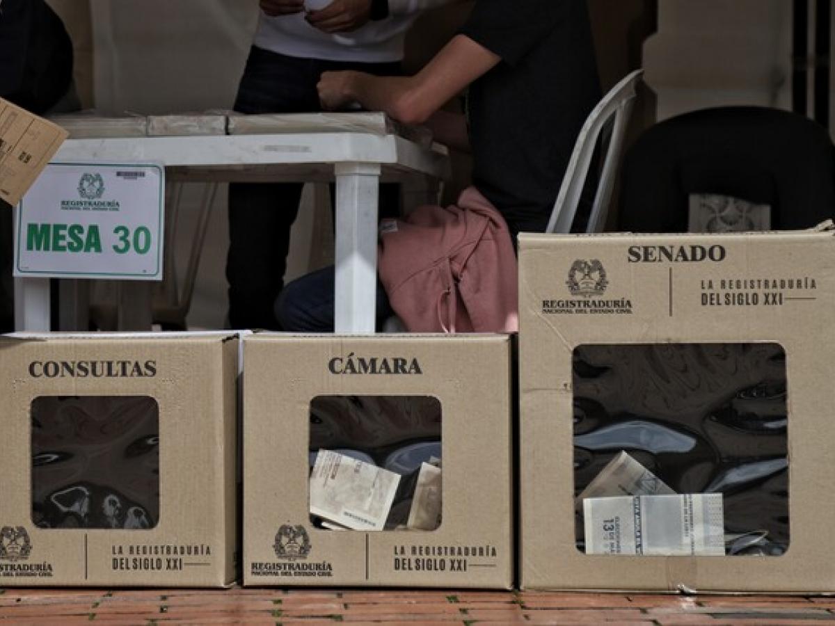 Tarjetones en las urnas de votación.