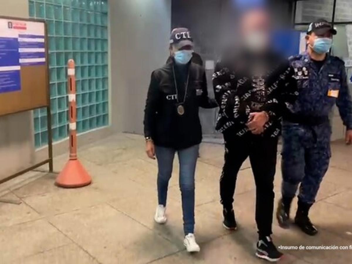 Milton Libardo Jiménez, quien es investigado por permitir la fuga de Juan Lárrinson Castro Estupiñán, alias ‘Matamba’ de la cárcel la Picota de Bogotá, ahora deberá enfrentar un nuevo proceso judicial luego de que la Fiscalía lo imputara por el delito de homicidio