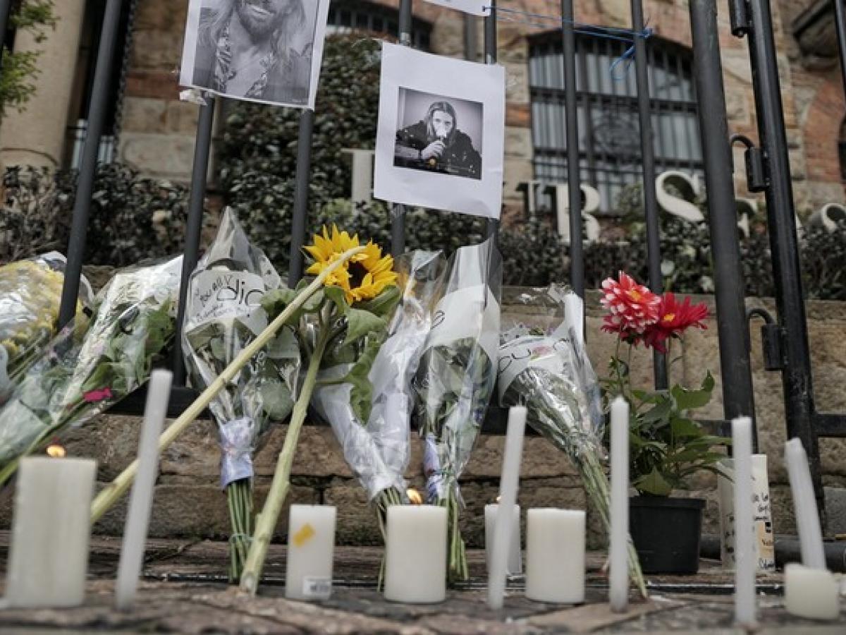 Fanáticos de Foo Figthers rinden homenaje a Taylor Hawkins en Bogotá