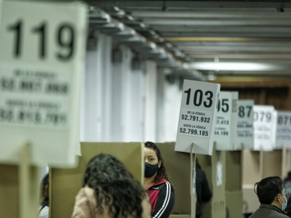 Denuncia a la registradora nacional