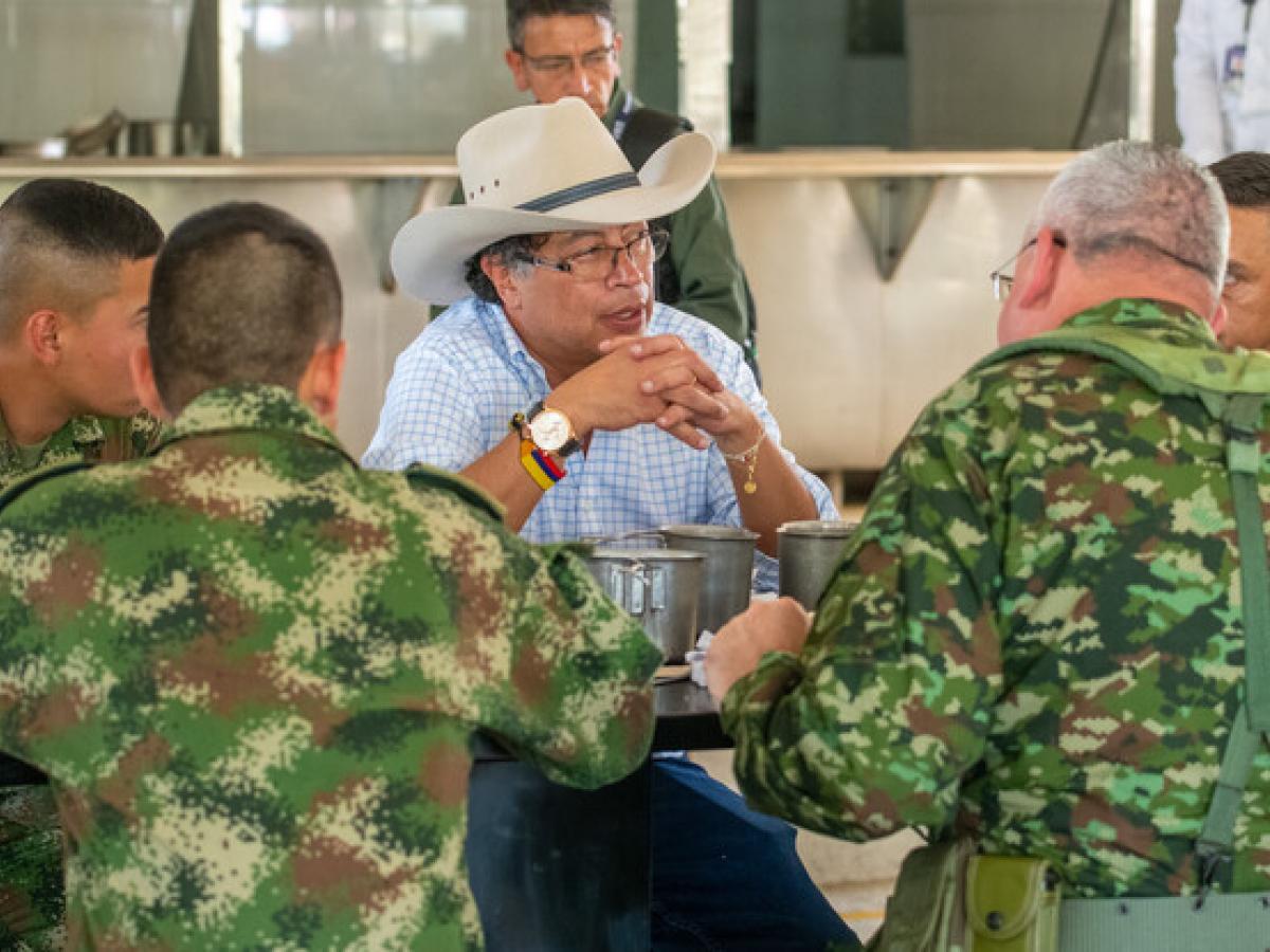 Petro pide tregua a grupos armados en medio de la ola invernal