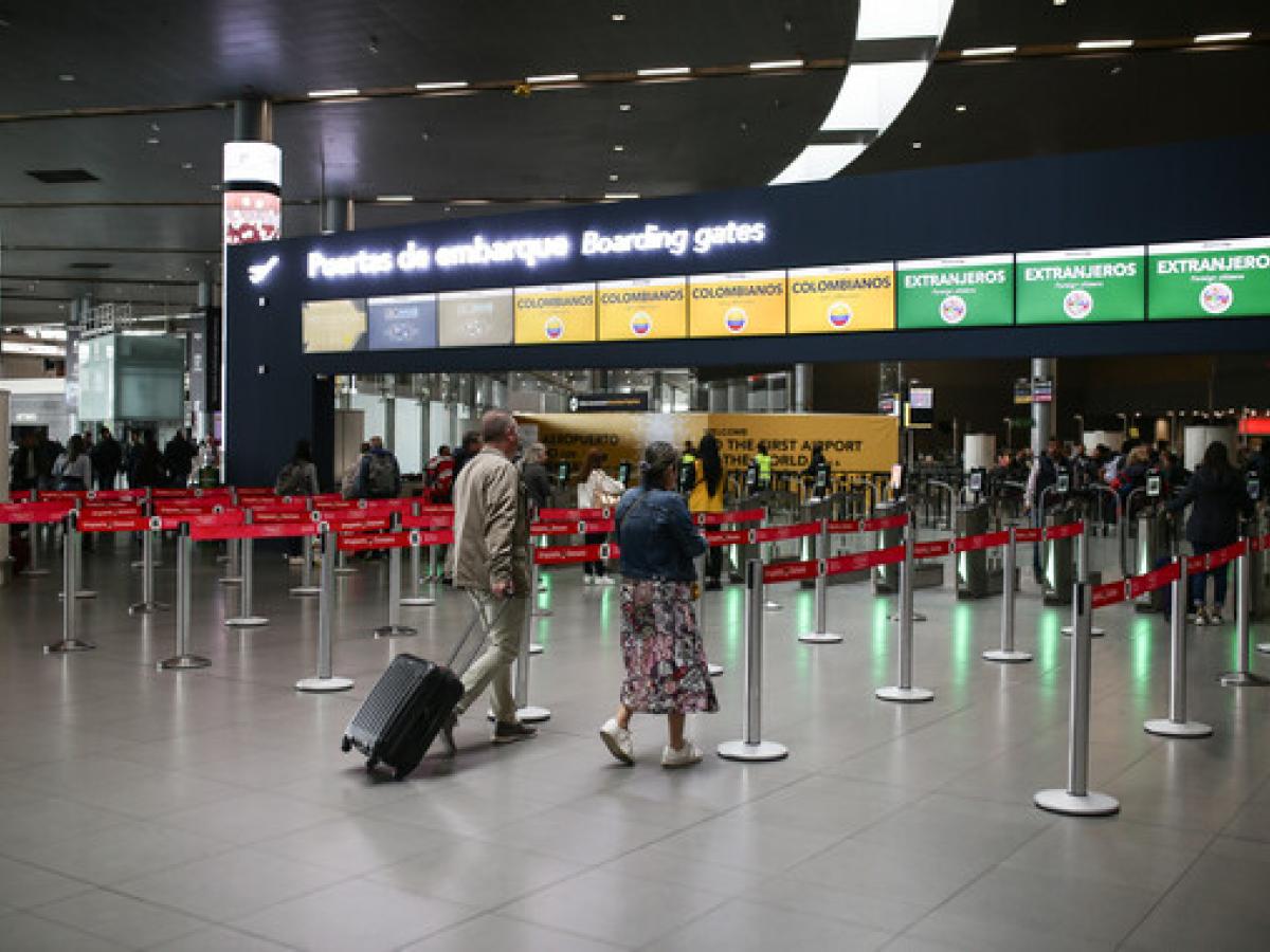 Vuelve tarifa por control migratorio a viajeros canadienses