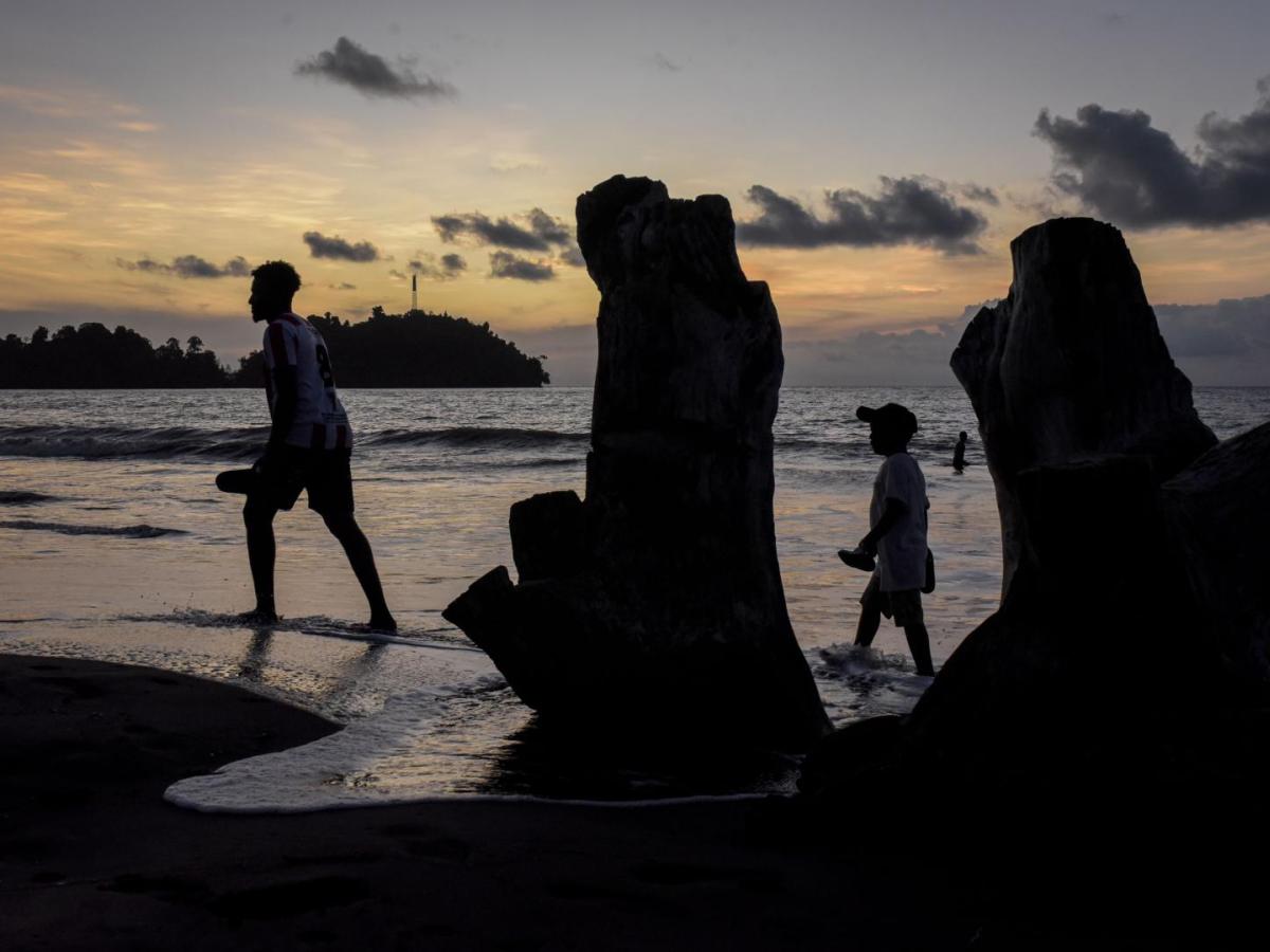 Turistas en municipio de Nuquí en la costa pacifica del departamento del Chocó