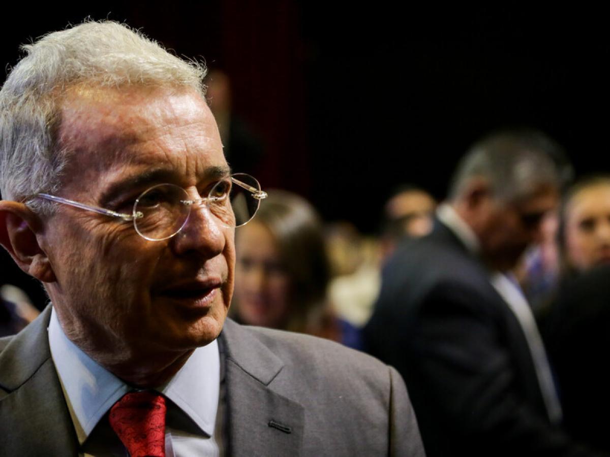 Tribunal de Bogotá decidirá sobre caso de Uribe por soborno y fraude procesal.