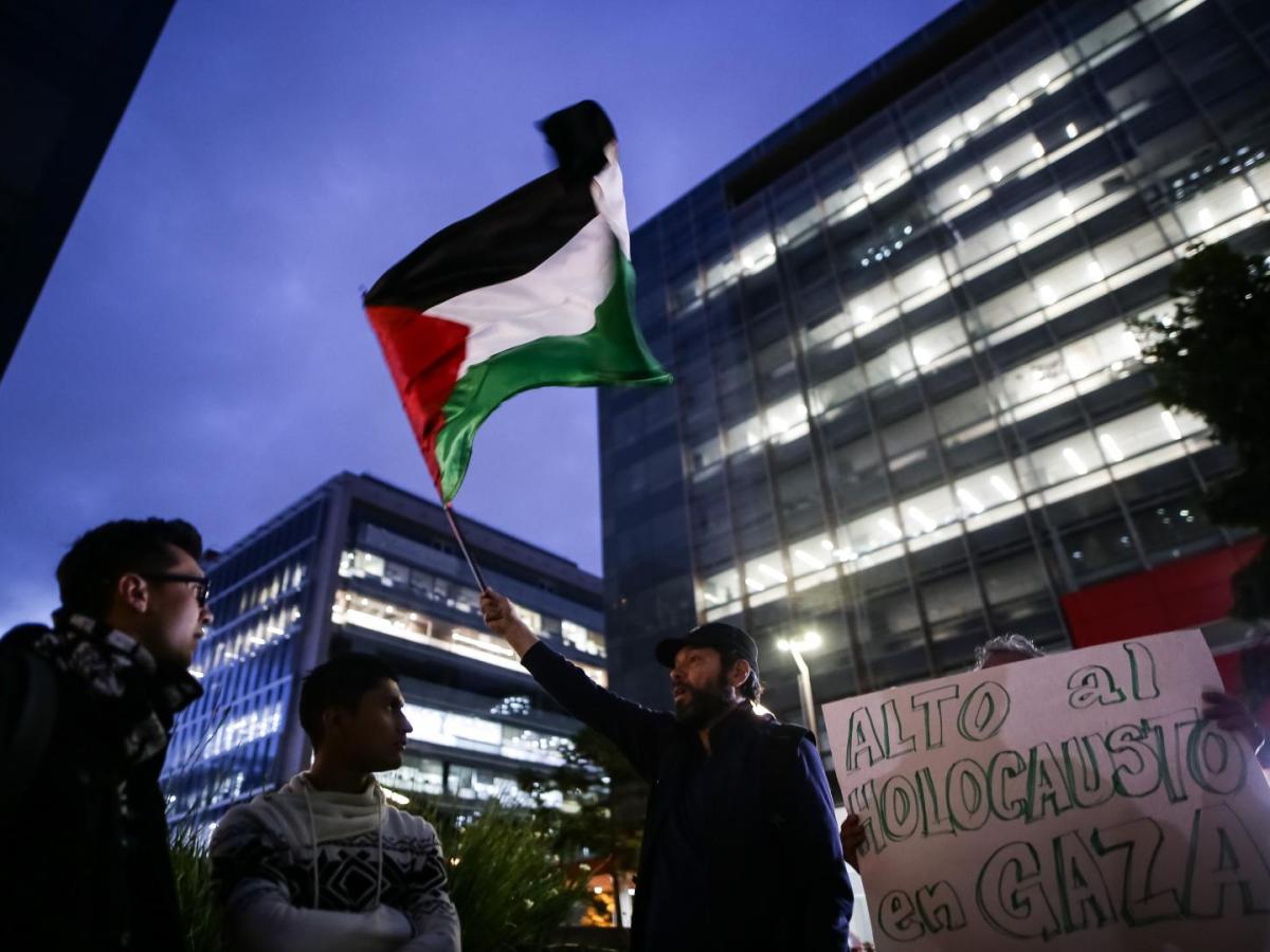 En Colombia, manifestantes piden liberación de Palestina.