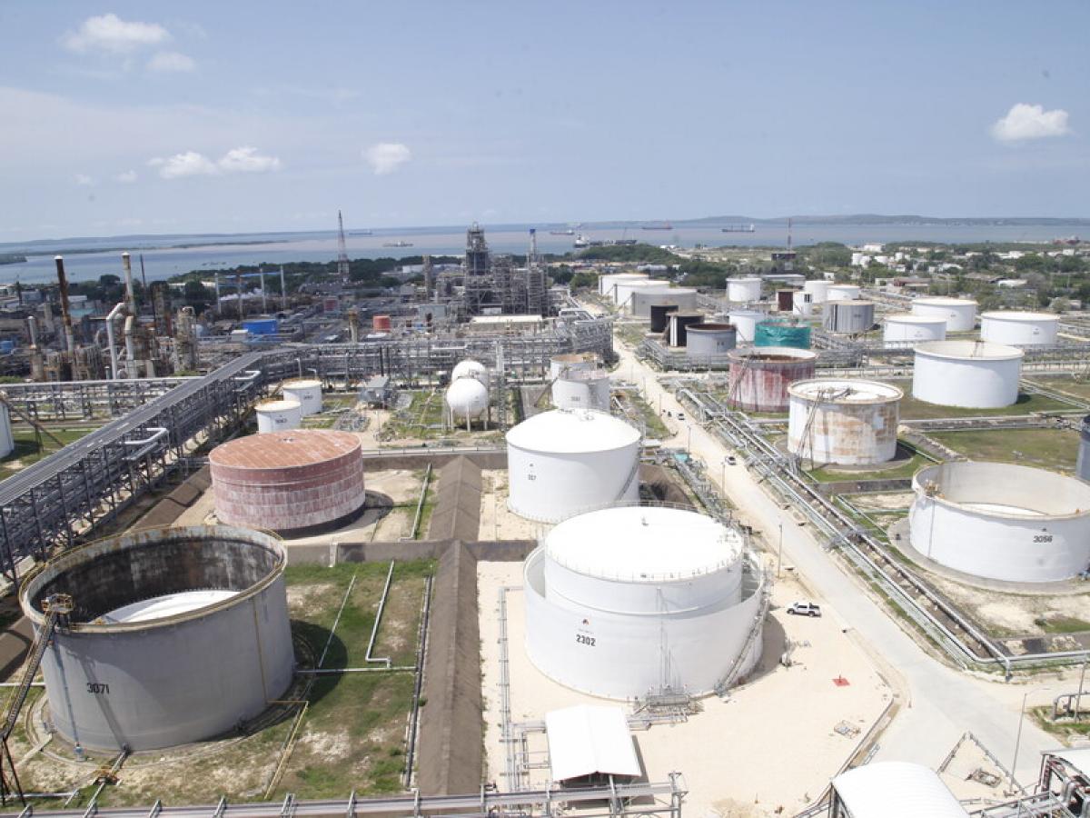 Condenan a cinco años de prisión a dos expresidentes de Reficar