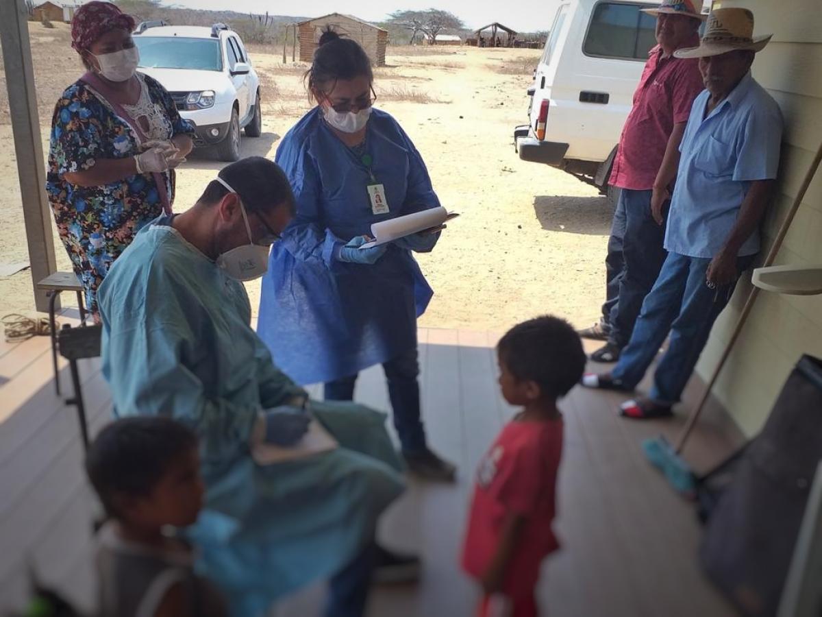 Unidad Móvil del ICBF y el equipo de Defensoría de Familia evalúa el estado de desnutriciones de los menores de edad.