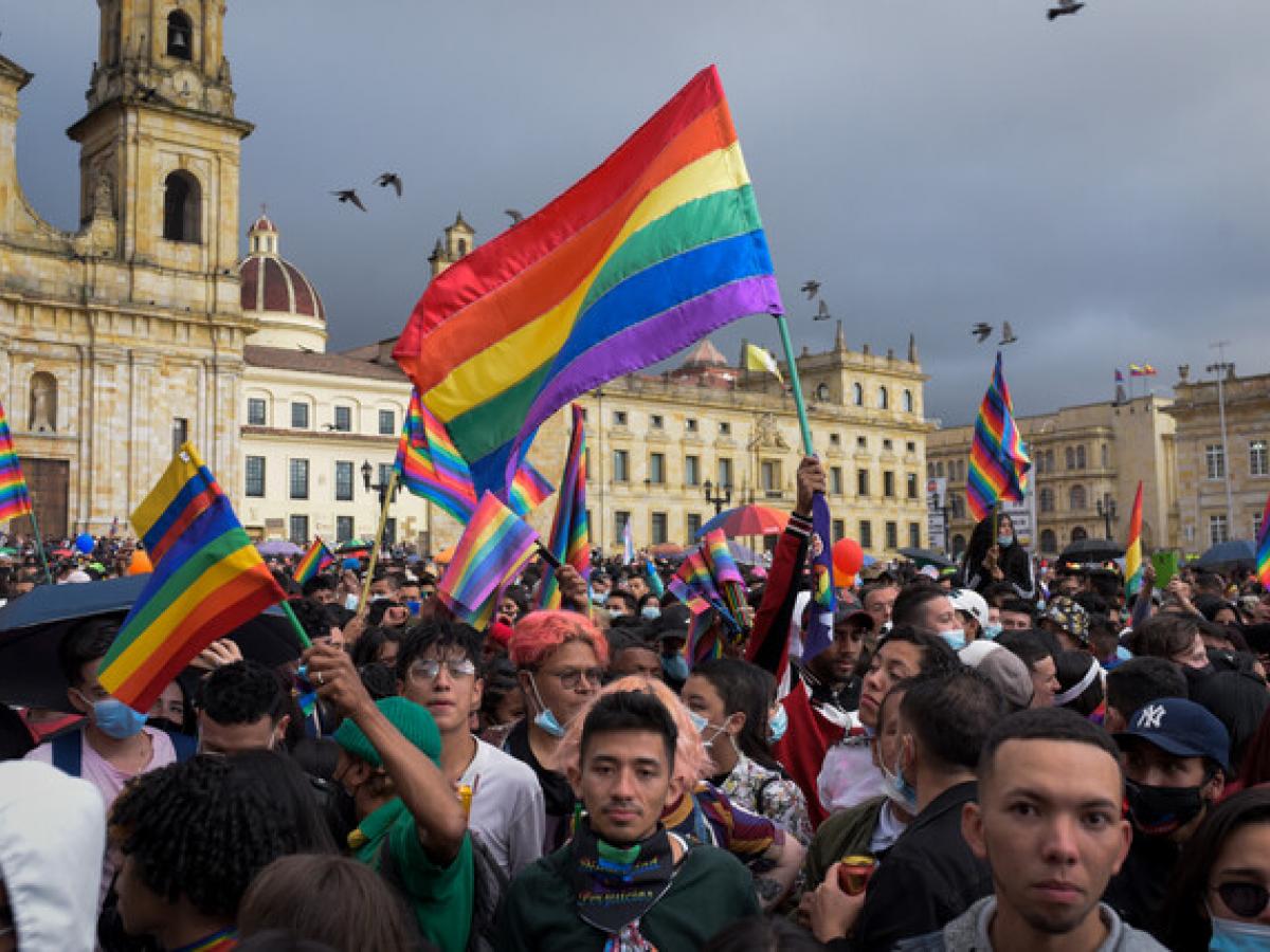 Personas exigen que se reconozcan sus derechos. Personas LGBT marchando por las calles de Bogotá.