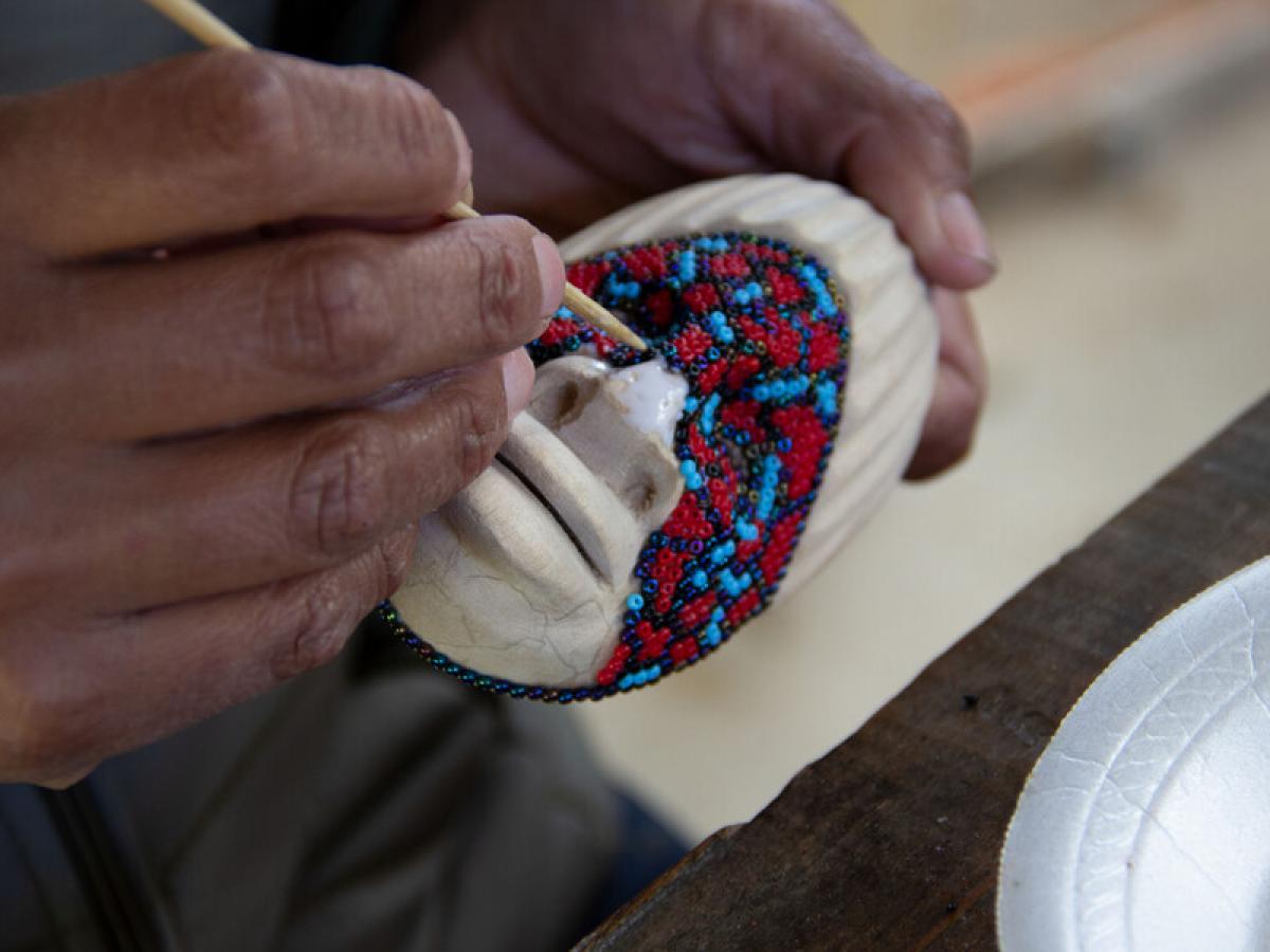 Desplazamiento de comunidades indígenas: apoyo a artesanos