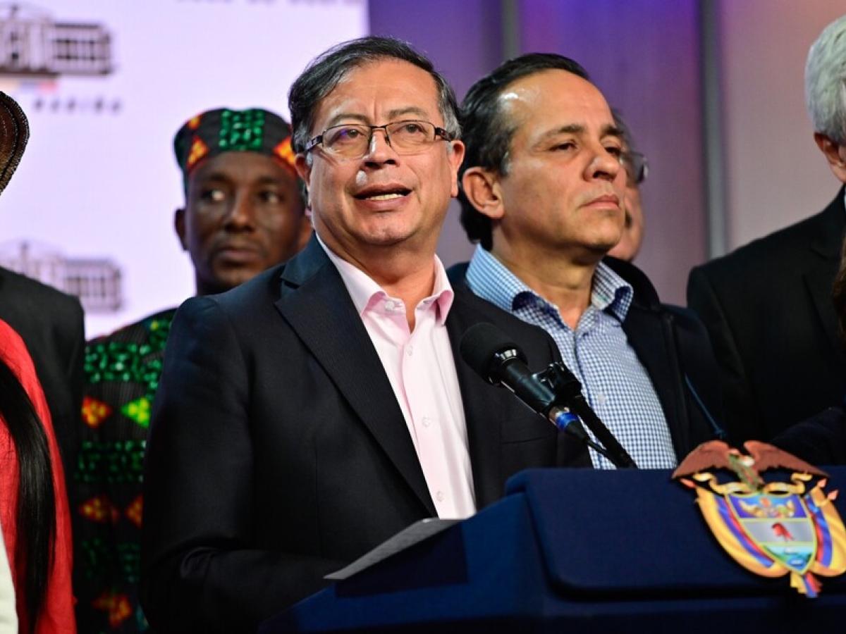 Presidente Petro aceptó reunión con exjefes paramilitares