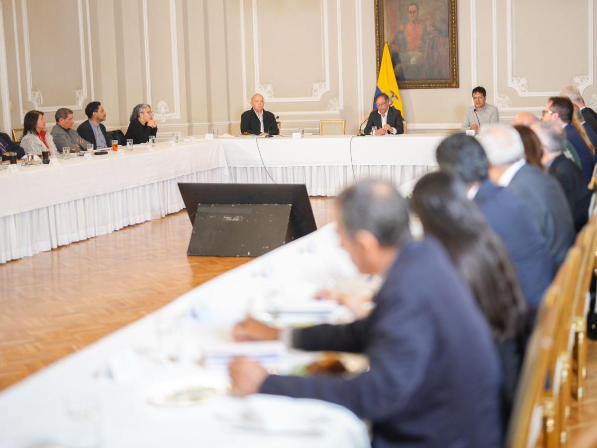 Gustavo Petro reunido con el equipo negociador en los diálogos con el ELN en la Casa de Nariño
