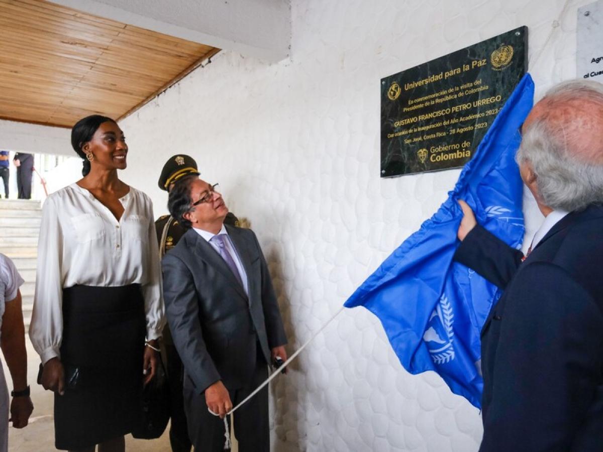 Universidad para la Paz condecora a presidente Petro