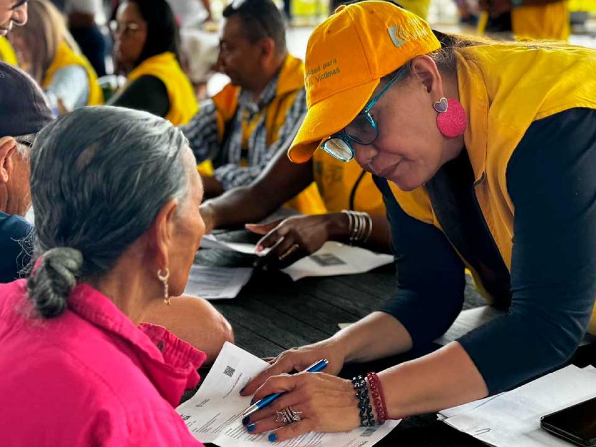 Eje Cafetero: Unidad para las Víctimas entrega indemnizaciones masivas a sobrevivientes del paramilitarismo