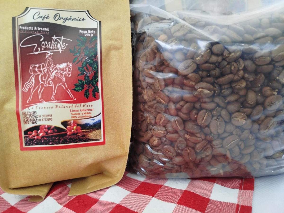 Meta familias campesinas elaboran vino de café y cacao