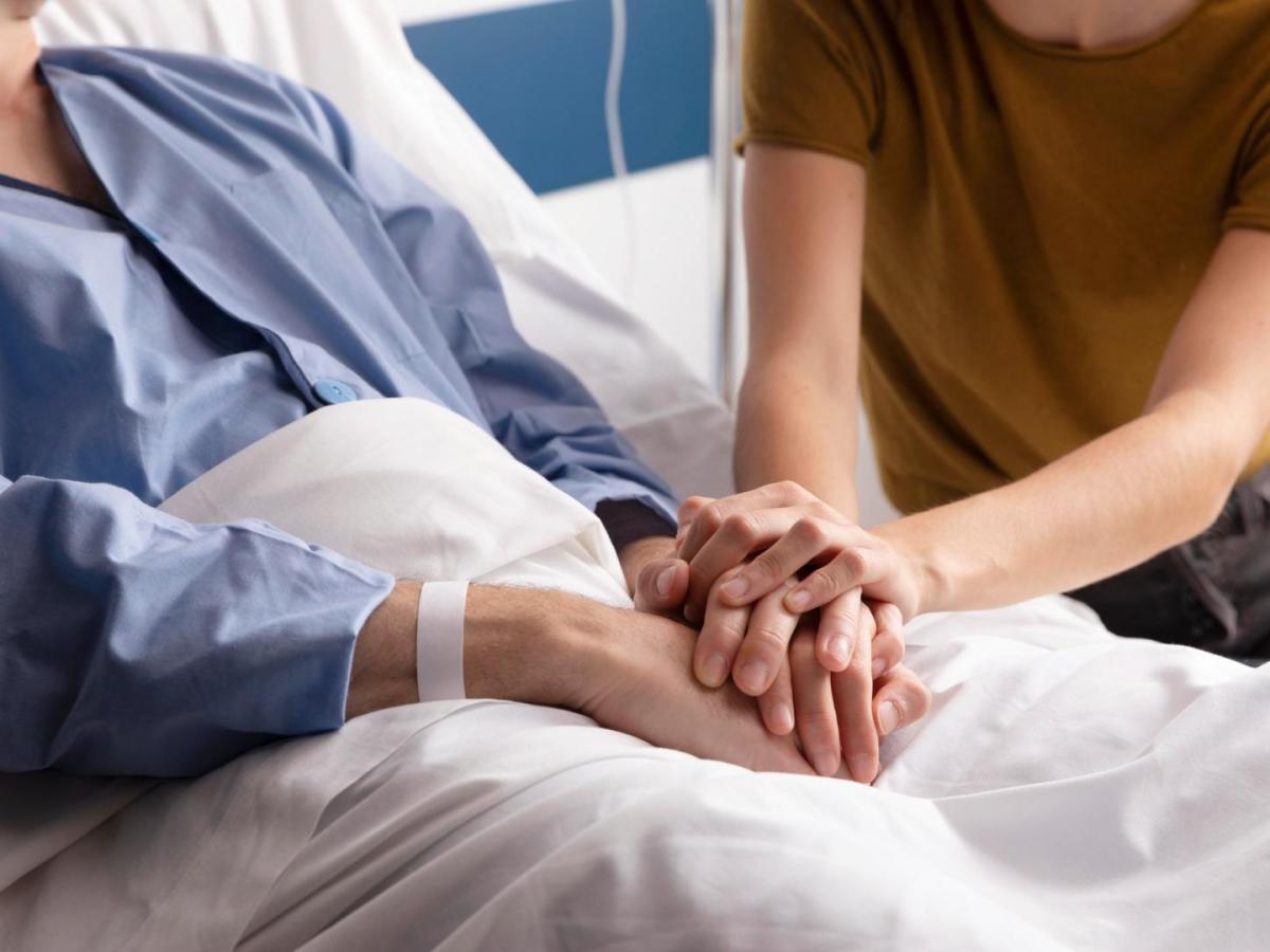 La norma del Gobierno actualiza reglas sobre eutanasia, cuidados paliativos y decisiones médicas, con énfasis en autonomía y calidad de vida del paciente. 