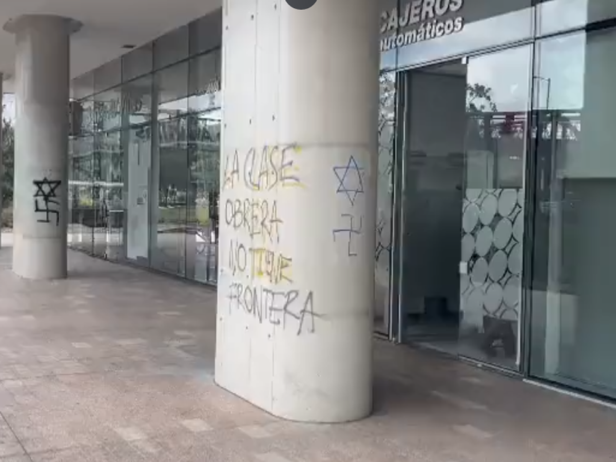 Encapuchados vandalizan embajada de Israel en Bogotá