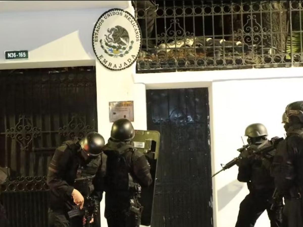 Por qué los ataques de las embajadas en Quito y Damasco sientan un peligroso precedente diplomático