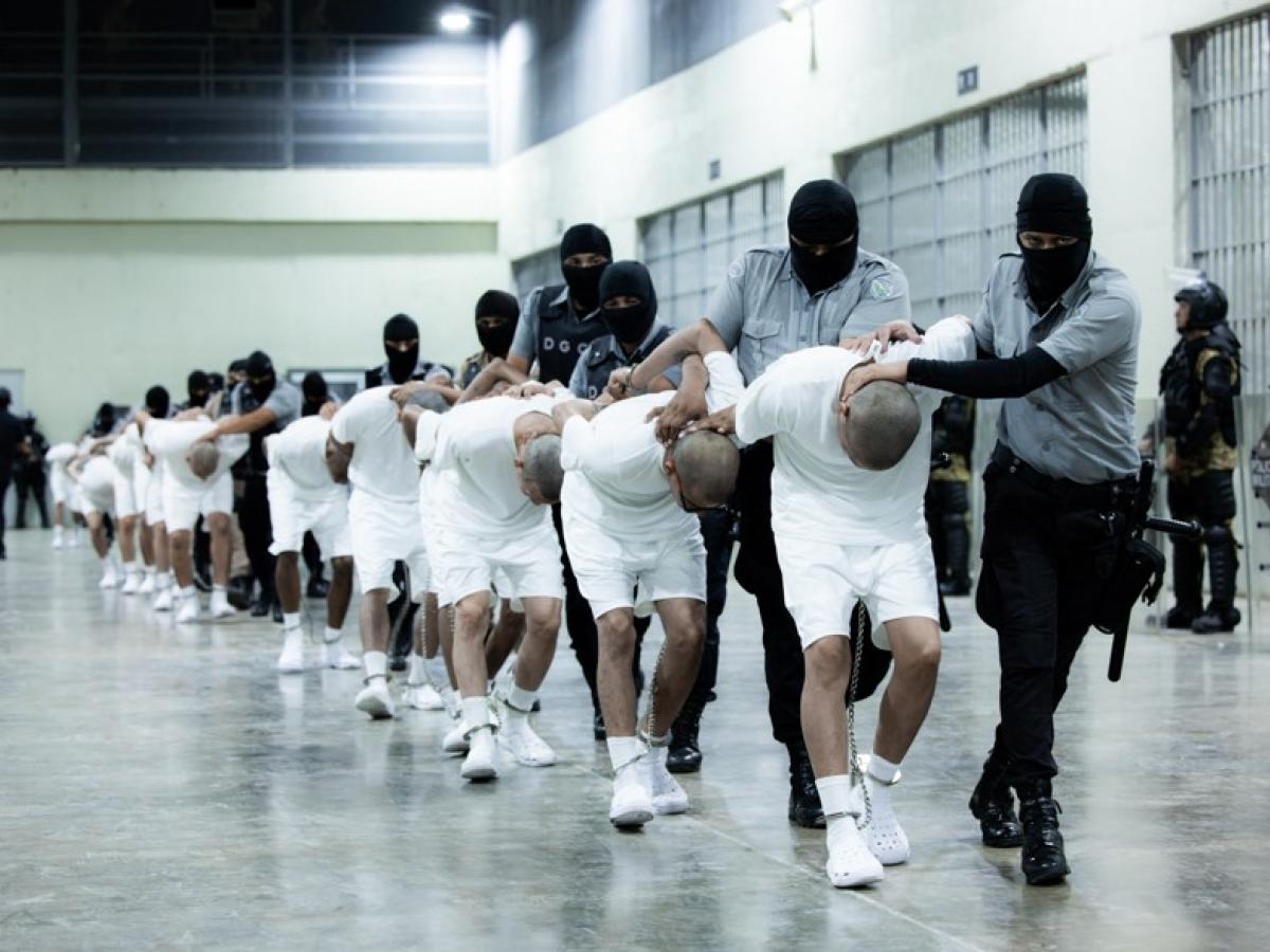 Estados Unidos deporta a El Salvador a presuntos pandilleros