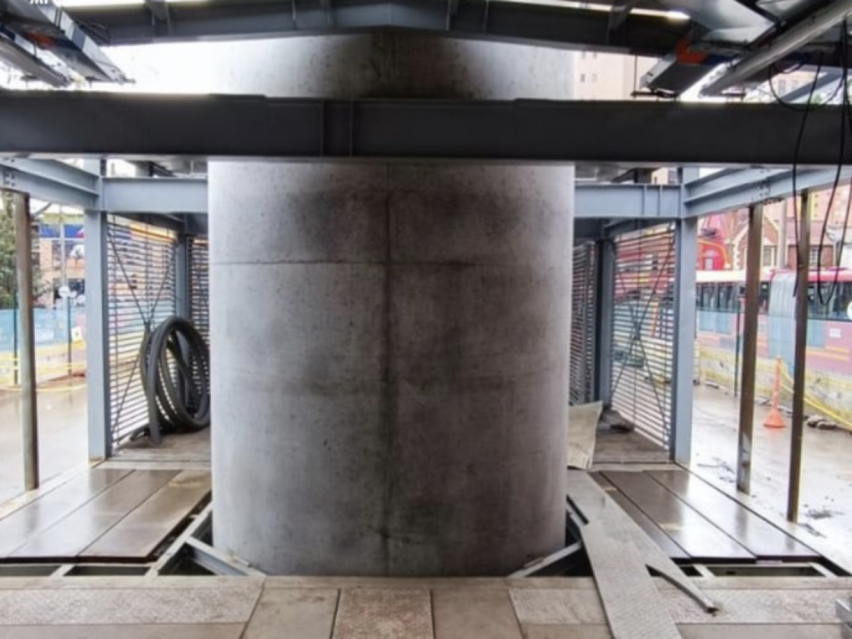Metro de Bogotá: columnas en medio de estaciones de TransMilenio