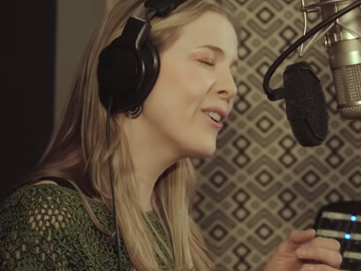 Miércoles de descarga: “A unos ojos”, Katie James