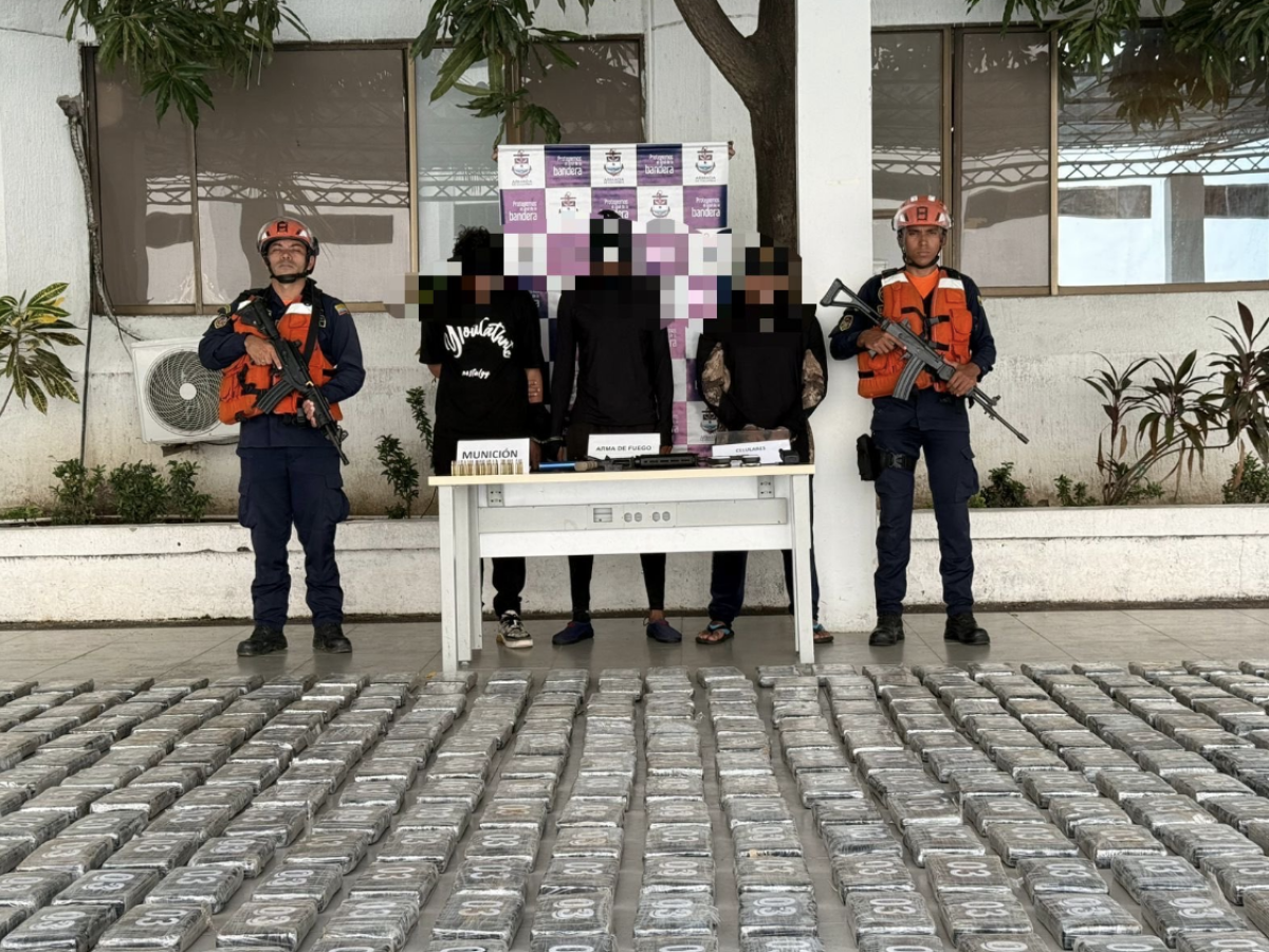 Petro celebra incautación de casi media tonelada de cocaína en La Guajira