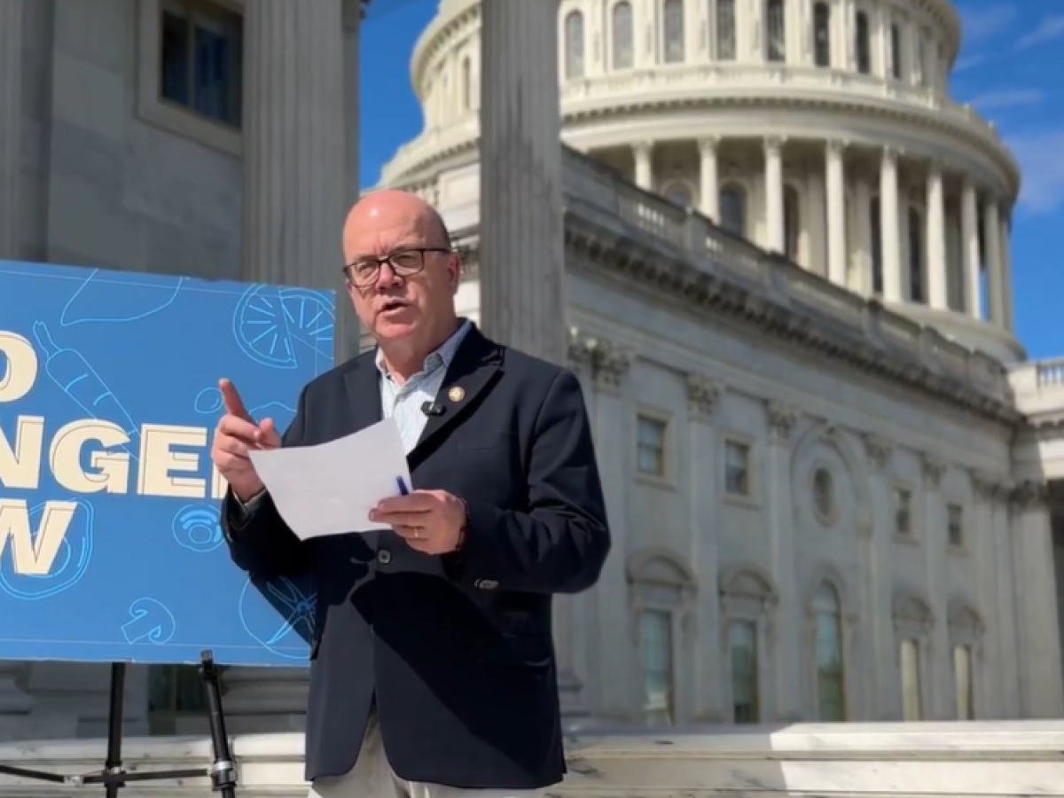 Congresista demócrata Jim McGovern critica ataques de Trump en aguas internacionales 