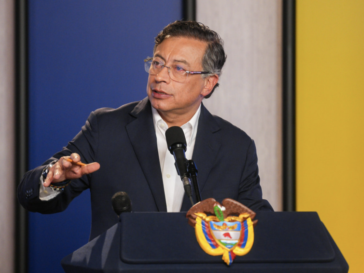 Petro advierte posible corrupción en Coosalud por crédito con dineros públicos