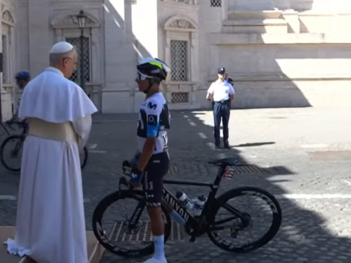 Nairo Quintana saludó al papa León XIV en el Vaticano durante el Giro de Italia 2025