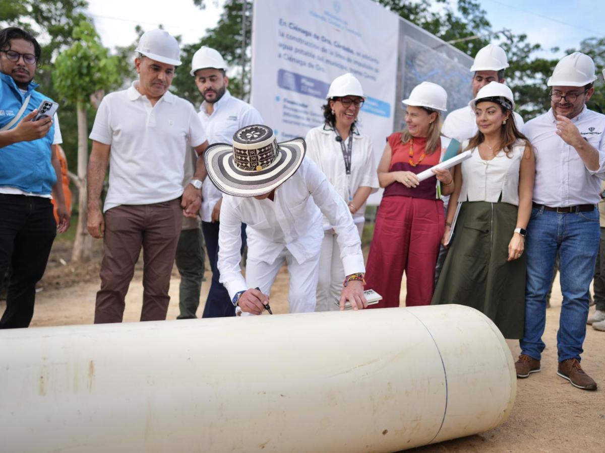 Petro entrega obras en Ciénaga de Oro 