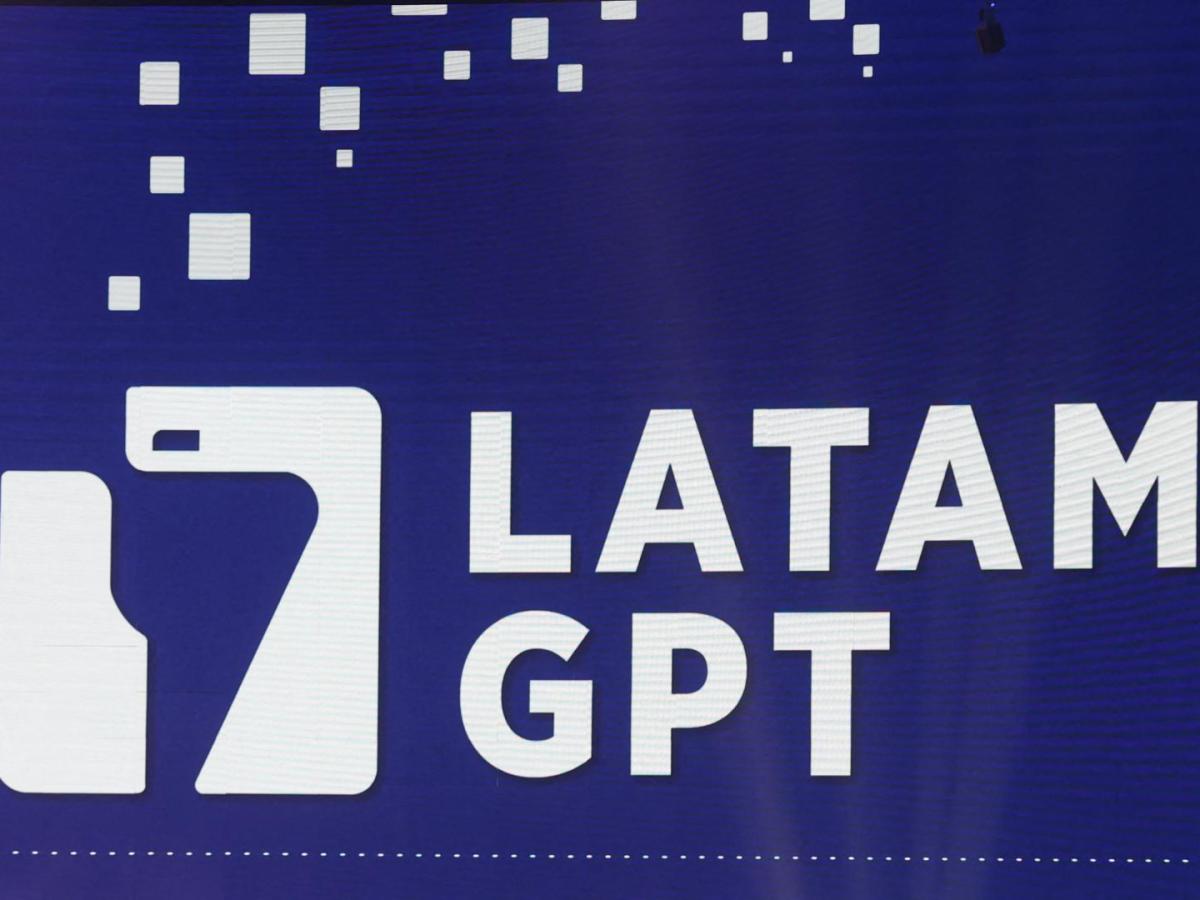 El logotipo de la plataforma Latam-GPT se ve durante su ceremonia de lanzamiento en Santiago el 10 de febrero de 2026. Chile lanzó el 10 de febrero Latam-GPT, un proyecto destinado a dotar a América Latina de su propio modelo de inteligencia artificial, en un sector dominado por grupos estadounidenses y con el objetivo de limitar ciertos sesgos observados en los sistemas actuales.