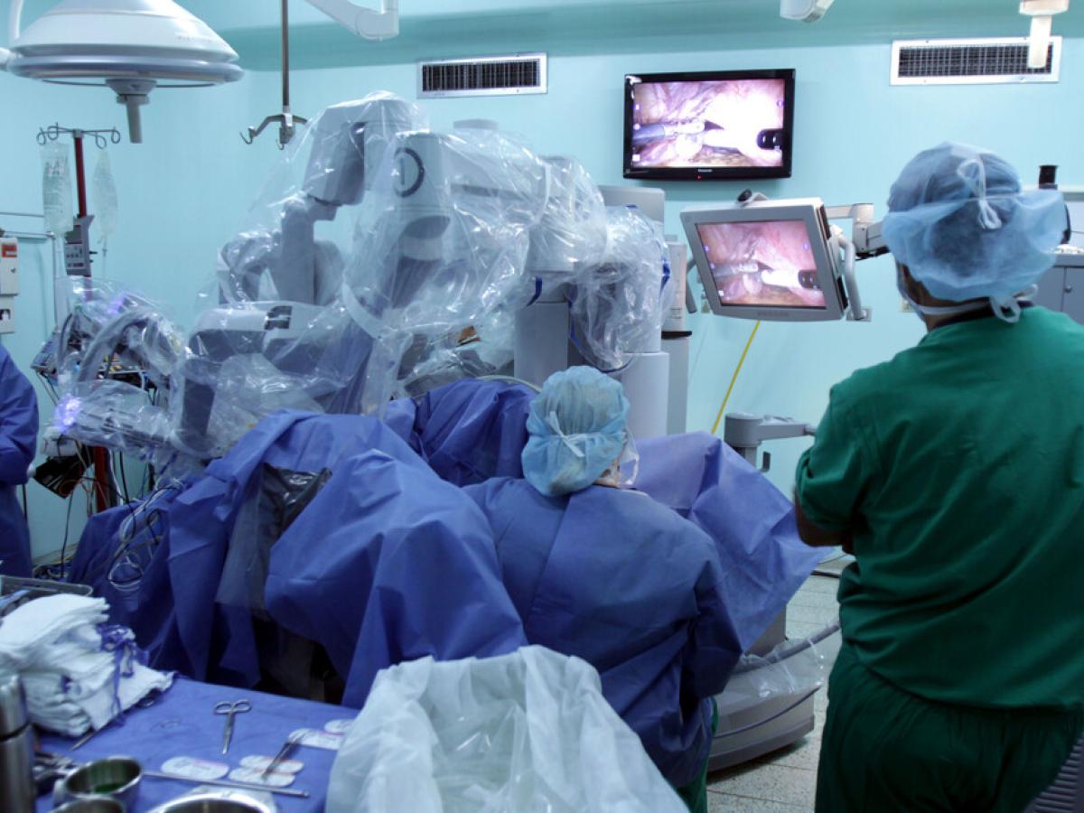 Condena a cirujanos plásticos por títulos falsos