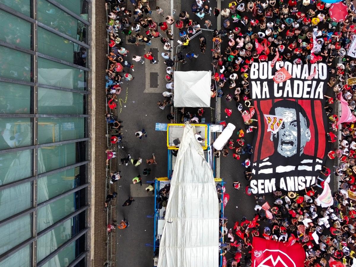 Condena a Jair Bolsonaro: Manifestantes en Brasil marchan 