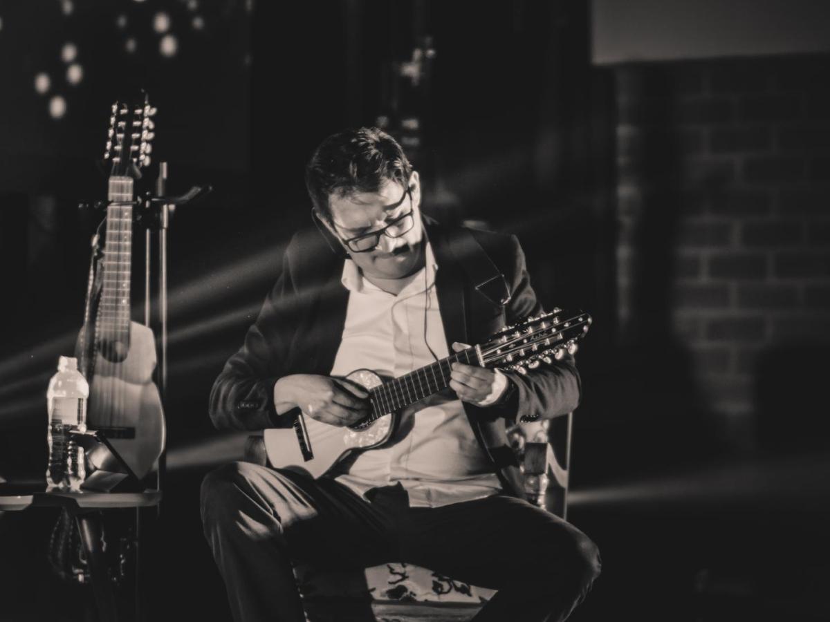 “Insular”, el álbum de Luis Carlos Portilla que fusiona charango, neurociencia y emociones