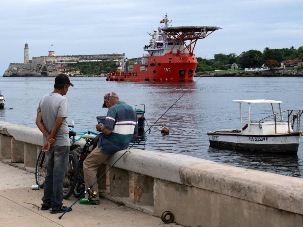 El buque de la Armada colombiana ARC Caribe llega a La Habana con ayuda humanitaria.