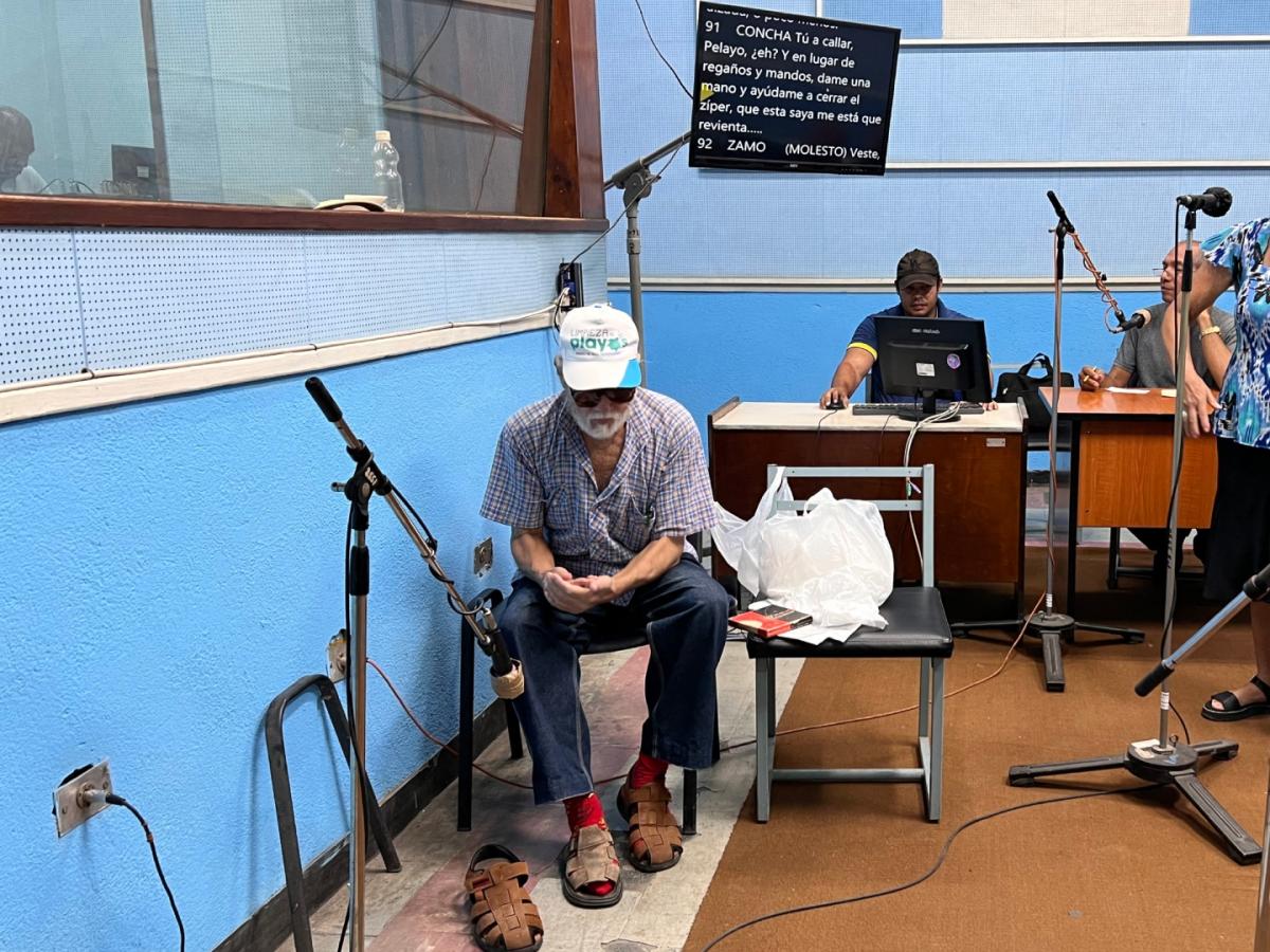 Cubanos escuchan radionovelas en la actualidad