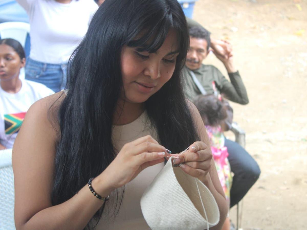 Artesana indígena de Magdalena preserva tejido Ette Ennaka