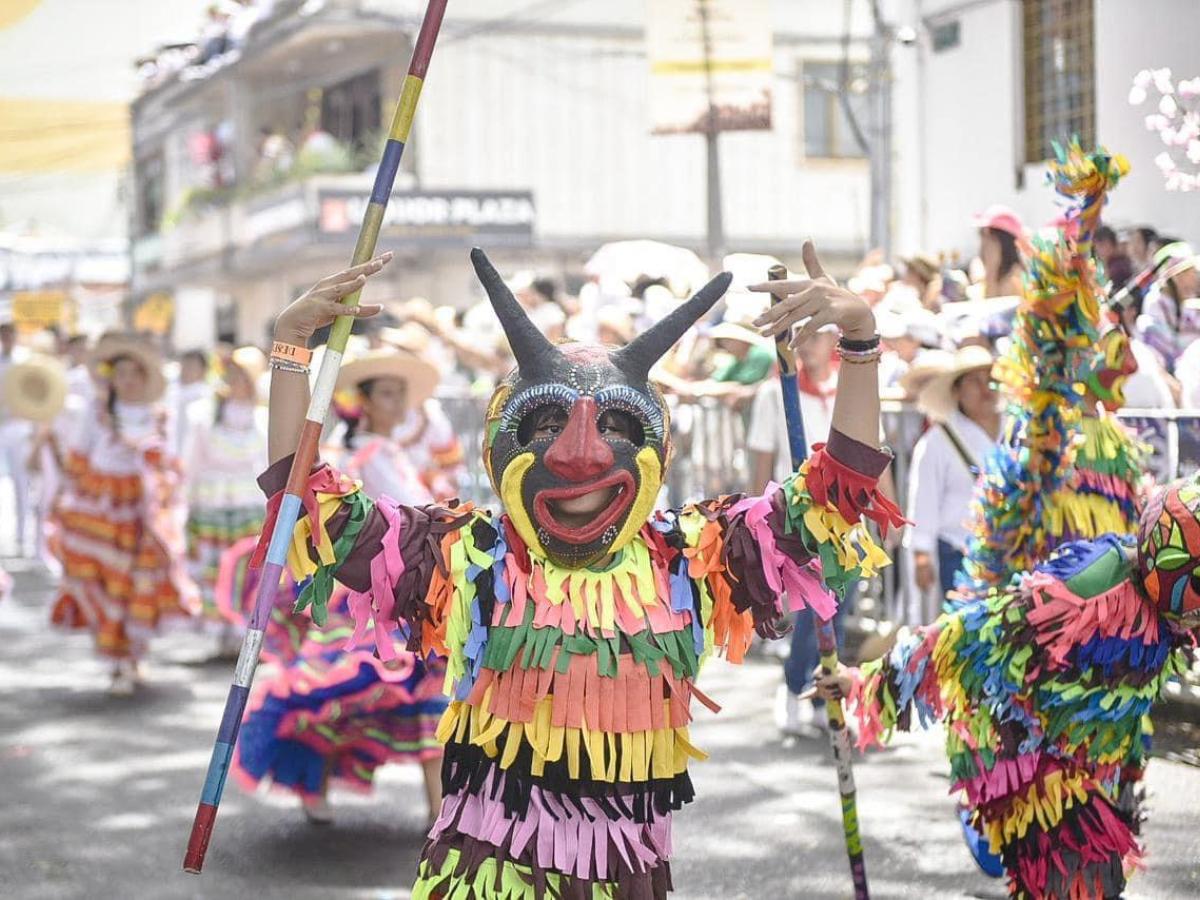 Reinas,matachines y carrozas adornan las calles de Ibagué durante la celebración del San Juan