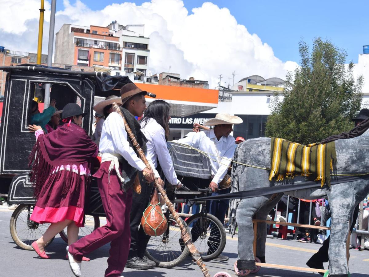Carnaval de Negros y Blancos 2024: desfile Familia Castañeda