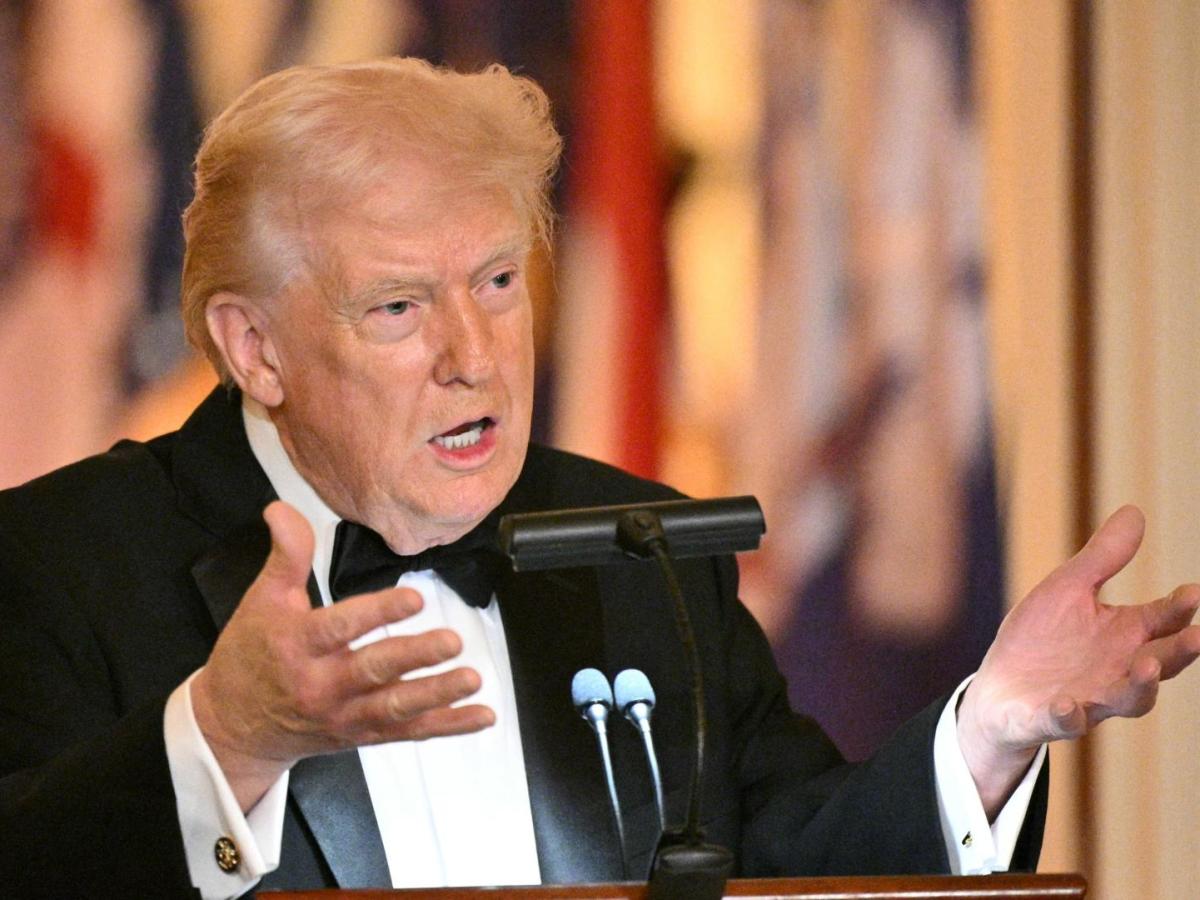 El presidente de los Estados Unidos, Donald Trump, habla durante una cena con los gobernadores estatales en el Salón Este de la Casa Blanca en Washington, D.C., el 21 de febrero de 2026. AFP