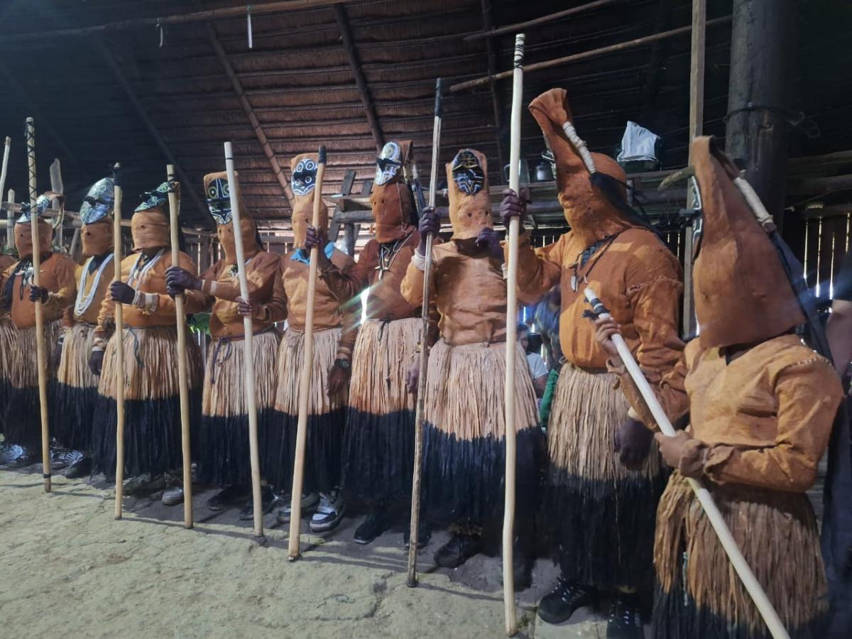 En la Maloca Capiul de Leticia, comunidades indígenas urbanas preservan esta ceremonia con cantos, máscaras y danzas que invocan espíritus y fortalecen la identidad cultural.