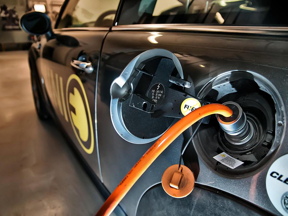 El presidente Petro destaca el avance de los vehículos eléctricos en Colombia