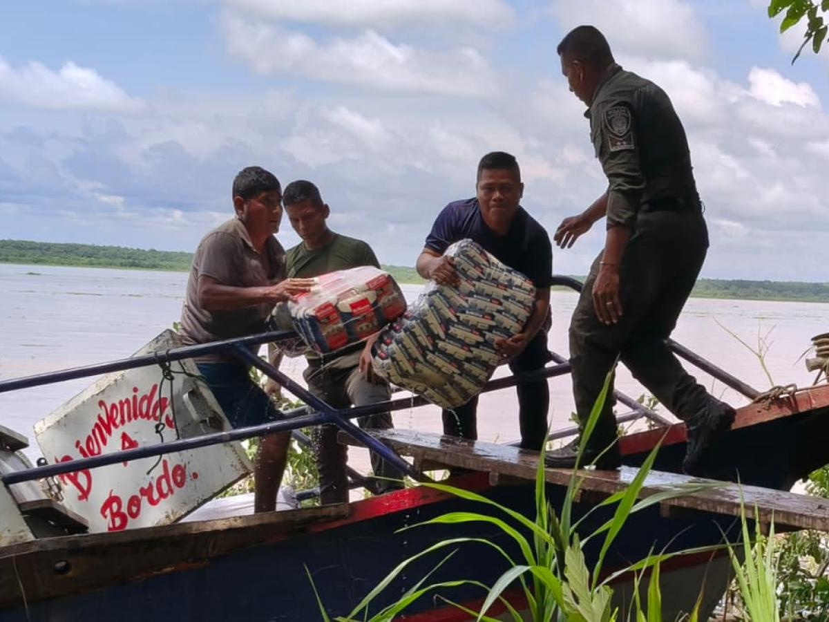 Embarcación peruana naufraga en el río Amazonas y recibe apoyo policial