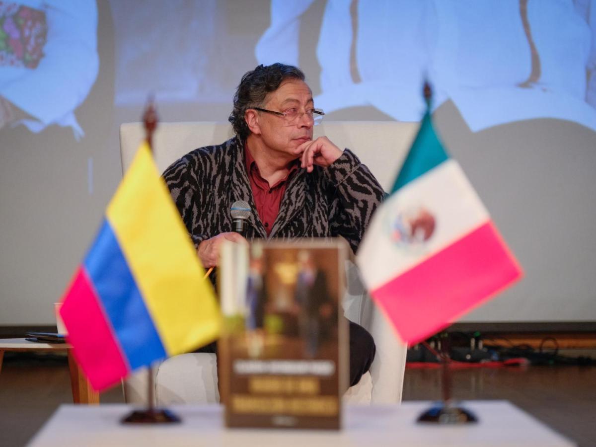Durante la presentación del libro 'Diario de una transición histórica', el primer mandatario y resaltó el papel de la mujer y el enfoque ambiental en espacios de poder. 