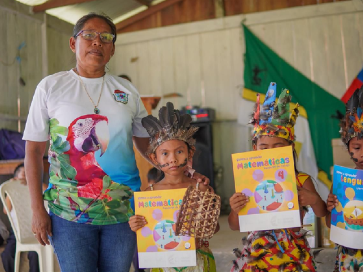 Entrega de libros en el Amazonas 
